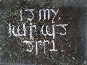 Do not cry. Say fuck you and smile - Elbenschrift in Stein gemeißelt